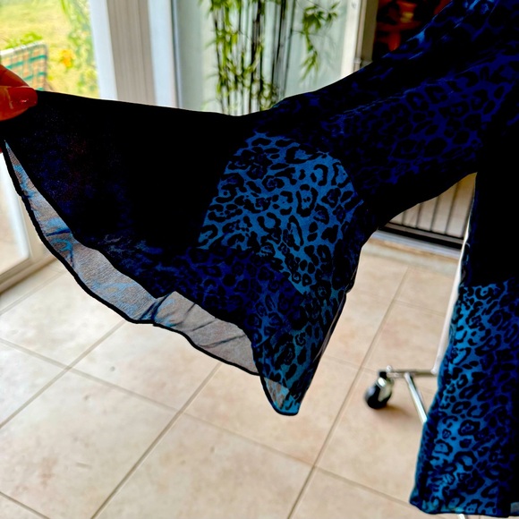 Elie Tahari NWOT 100% Silk Animal Print Blouse.  Small.  3/4 Length Bell Sleeve. - Picture 4 of 5